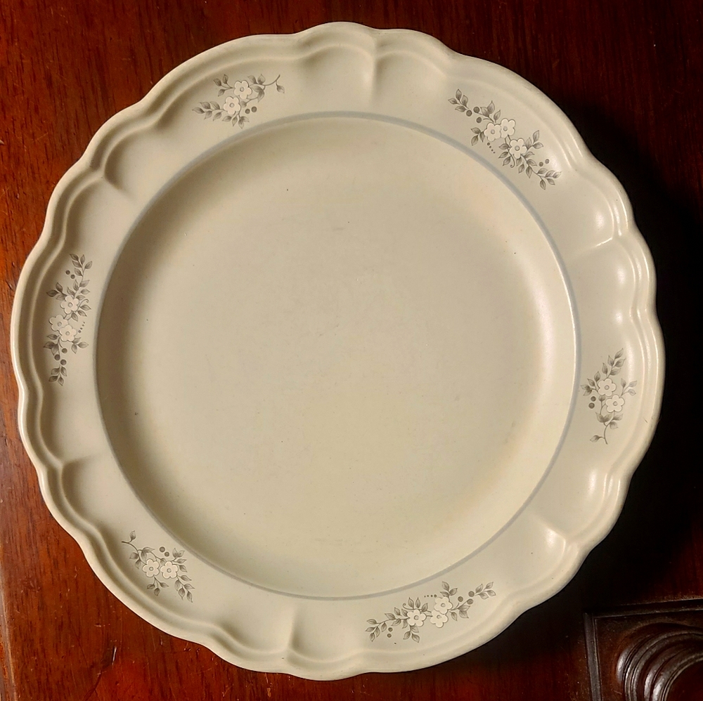 Pfaltzgraff retired Heirloom pattern
